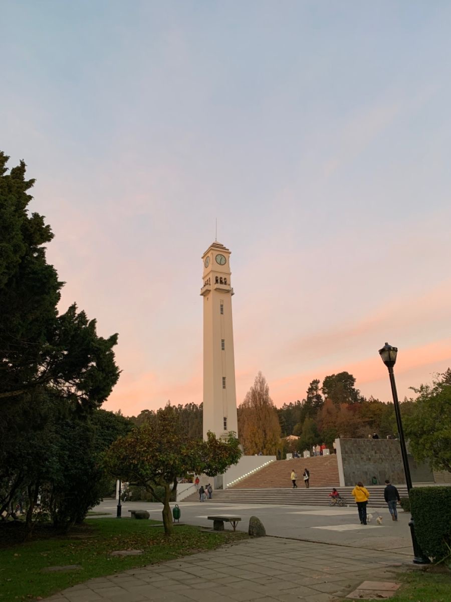 Campanil de la Universidad de Concepción al atardecer